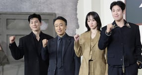 넷플릭스 시리즈 '참교육'이 글로벌 흥행을 이어가는 가운데 위근우 평론가가 작품을 직격했다. 사진은 배우 김무열(왼쪽부터)과 이성민, 진기주, 표지훈이 지난 5일 서울 중구 앰배서더 서울 풀만 호텔에서 열린 넷플릭스 시리즈 '참교육'(감독 홍종찬) 제작발표회에서 포즈를 취하는 모습. /사진=뉴스
