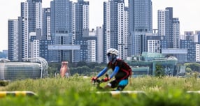 서울 강남의 고가 아파트들이 정비사업 용적률 인센티브의 조건으로 조성한 공공시설 개방에 불편을 겪으며 지역사회와 갈등을 겪고 있다. 사진은 서울 용산구 한강시민공원에서 본 서초구 래미안 원베일리 아파트. /사진=뉴시스