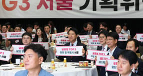 오세훈 서울시장이 29일 오전 서울 중구 서울시청 다목적홀에서 G3 서울 기획위원회 발대식을 열고 김병만 공동위원장을 비롯한 위원들과 기념 퍼포먼스를 하고 있다. G3 서울 기획위원회는 민선9기 서울의 미래를 설계할 최상위 정책기획기구로, 서울을 글로벌 톱3 도시로 도약시키기 위한 'G3 서울플랜'을 수립한다. /사진=뉴스