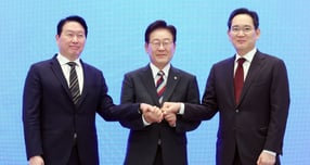 이재명 대통령과 이재용 삼성전자 회장, 최태원 SK 회장이 29일 청와대 영빈관에서 열린 ‘대한민국 대도약 3대 메가프로젝트 국민보고회’에서 기념촬영을 하고 있다. / 사진=뉴시스