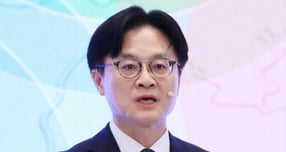 김정관 산업통상부 장관이 29일 청와대 영빈관에서 열린 대한민국 대도약 3대 메가프로젝트 국민보고회에서 산업 대도약 비전과 성장전략, 반도체2.0, 피지컬 AI 관련 발표하고 있다. / 사진=뉴스