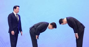 이재명 대통령과 이재용 삼성전자 회장, 최태원 SK그룹 회장이 29일 청와대 영빈관에서 열린 대한민국 대도약 3대 메가프로젝트 국민보고회에서 손을 맞잡고 있다. / 사진=뉴스