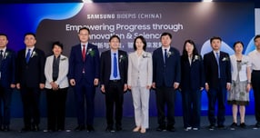 삼성에피스홀딩스가 지난달 30일 중국 R&amp;D(연구·개발) 센터를 개소했다. 사진은 개소식에 참석해 주요 내빈과 기념 사진을 촬영한 김경아 삼성에피스홀딩스 사장(왼쪽에서 6번째). /사진=삼성에피스홀딩스