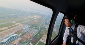 이재명 대통령이 30일 서남권 해상풍력 후보지 항공 시찰 중 무안공항 항로를 살펴보고 있다./ 사진=뉴시스 (청와대 제공)  /사진=조성봉