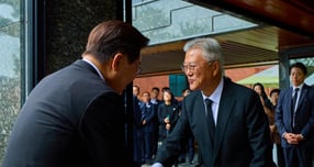 이재명 대통령과 문재인 전 대통령이 지난 5월23일 경남 김해시 봉하마을 노무현 전 대통령 사저에서 인사를 나누고 있다. / 사진=뉴스
