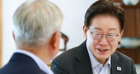 이재명 대통령이 1일 청와대 상춘재에서 문재인 전 대통령과 오찬에 앞서 차담을 하고 있다. / 사진=뉴시스