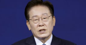 이재명 대통령이 2일 충남 아산시에서 열린 충청권  첨단산업 발전비전 국민보고회에서 서정진 셀트리온 회장과 대화를 하고 있다./사진=뉴시스