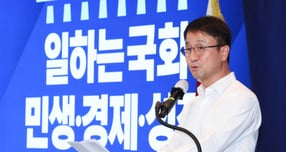 더불어민주당이 22대 후반기 국회 개원을 맞아 의원 워크숍을 열고 이재명 정부 집권 2년 차 국정과제 입법 완수 의지를 다졌다.사진은 한병도 더불어민주당 대표 직무대행 겸 원내대표가 3일 서울 용산 서울드래곤시티호텔에서 열린 더불어민주당 후반기 국회 대비 국회의원 워크숍에서 인사말을 하고 있는 모습. /사진=뉴시스