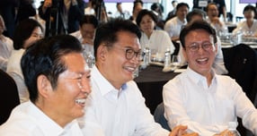 더불어민주당의 차기 당권 주자로 거론되는 정청래 전 대표, 김민석 전 국무총리, 송영길 의원이 3일 민주당 22대 국회 후반기 대비 의원 워크숍에 총출동했다. 사진은 정청래 전 더불어민주당 대표와 송영길 전 대표, 김민석 전 총리가 3일 서울 용산구 서울드래곤시티에서 열린 22대 후반기 국회 대비 더불어민주당 국회의원 워크숍에서 미소 짓고 있는 모습. /사진=뉴스