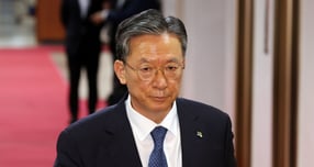 검찰의 보완수사권 폐지를 위한 형사소송법 개정이 더불어민주당 국회의원 워크숍에서도 핵심 화두로 떠올랐다.사진은 정성호 법무부 장관이  지난달 9일 오전 서울 종로구 세종대로 정부서울청사에서 열린 국무회의에 참석하고 있는 모습. /사진=뉴스