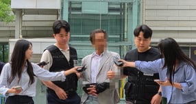 공무집행방해 혐의를 받는 60대 남성 A씨가 4일 오후 서울 송파구 서울동부지법에 구속 전 피의자 심문(영장실질심사)을 위해 출석하고 있다. /사진=뉴시스