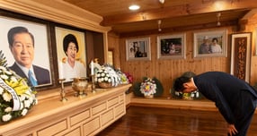 정청래 전 더불어민주당 대표가 4일 전남 신안군 하의도에 있는 김대중 전 대통령의 생가에 방문했다. /사진=정청래 전 더불어민주당 대표 페이스북 캡처