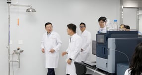 신동빈 롯데 회장(왼쪽 첫번째)이 지난 3일 인천 연수구에 위치한 롯데바이오로직스 송도 캠퍼스 1공장 연구시설을 둘러보며 생산 공정에 대한 설명을 듣고 있다. /사진=롯데그룹