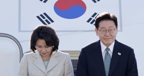 [성남=뉴시스] 최동준 기자 = G7 정상회의 참석 계기 유럽을 방문하는 이재명 대통령과 김혜경 여사가 9일 경기 성남공항에서 출발하며 인사하고 있다. 2026.06.09. photocdj@newsis.com /사진=최동준