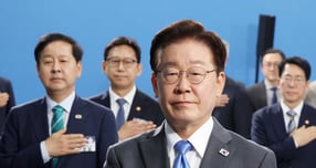 (진주=뉴스1) 허경 기자 = 이재명 대통령이 3일 경남 진주시에서 열린 제5회 국가우주위원회 회의에서 국민의례를 하고 있다. 2026.7.3/뉴스1  Copyright © 뉴스1. All rights reserved. 무단 전재 및 재배포,  AI학습 이용 금지. /사진=(진주=뉴스1) 허경 기자