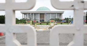 (서울=뉴스1) 신웅수 기자 = 7월 임시국회가 오는 6일부터 열리지만 여야의 원 구성을 둘러싼 '강 대 강' 대치에 '반쪽 국회'가 불가피할 것으로 보인다.   더불어민주당은 야당의 협조가 없다면 단독으로라도 국회를 운영하겠다는 방침을 세웠지만, 국민의힘은 '여당 독주'에 맞서 보이콧 등을 통한 강경 투쟁을 이어간다는 입장이다.   사진은 6일 서울 여의도 국회의 모습. 2026.7.5/뉴스1  Copyright © 뉴스1. All rights reserved. 무단 전재 및 재배포,  AI학습 이용 금지. /사진=(서울=뉴스1) 신웅수 기자