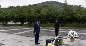 정청래 더불어민주당 전 대표가 지난 5일 경남 김해 봉하마을을 찾아 고(故) 노무현 전 대통령 묘역을 참배했다. /사진=정청래 전 대표 페이스북