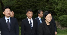 (서울=뉴스1) 김민지 기자  = 5일 서울 종로구 삼청동 총리공관에서 고위 당정청 회의가 열렸다. 이날 당정청회의에는 한명숙 신임 총리, 한병도 민주당 대표 직무대행 겸 원내대표, 강훈식 청와대 비서실장 등이 참석했다. 참석자들이 이동하고 있다. 2026.7.5/뉴스1  Copyright © 뉴스1. All rights reserved. 무단 전재 및 재배포,  AI학습 이용 금지. /사진=(서울=뉴스1) 김민지 기자 