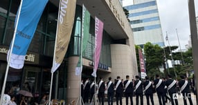 대우건설(오른쪽) 직원들이 5일 성수 4지구 조합원 총회를 앞두고 서울 강남구 예림당아트홀에서 도열해 인사하고 있다./사진=시대