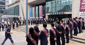 롯데건설(오른쪽)과 대우건설 직원들이 5일 성수 4지구 조합원 총회를 앞두고 서울 강남구 예림당아트홀에서 조합원에게 인사하고 있다./사진=시대