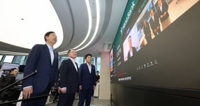 구윤철 경제부총리 겸 재정경제부 장관과 권민수 한국은행 부총재보, 함영주 하나금융 회장이 6일 오전 서울 중구 하나은행 딜링룸을 방문해 삼성전자 재경팀, 하나은행 런던 지점과 화상으로 외환시장 24시간 거래와 관련한 대화를 나누고 있다./사진=뉴스