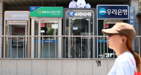 은행주가 방어주 역할을 넘어 저평가 매력, 시장 기대치를 웃도는 실적, 주주환원 정책 등으로 주목받고 있다. 사진은 지난달 28일 서울 시내의 5대 시중은행 ATM 기기 모습. /사진=뉴스