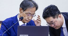 유동수 국회 정무위원장이 6일 서울 여의도 국회에서 열린 정무위원회 전체회의에서 관계자와 대화를 나누고 있다. / 사진=뉴시스
