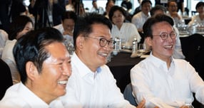 더불어민주당 8·17 전당대회 당권 경쟁이 김민석 전 국무총리의 출마 선언을 시작으로 본격화했다. 사진은 정청래 전 더불어민주당 대표와 송영길 전 대표, 김민석 전 총리가 3일 서울 용산구 서울드래곤시티에서 열린 22대 후반기 국회 대비 더불어민주당 국회의원 워크숍에서 미소 짓고 있는 모습. /사진=뉴스