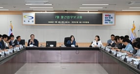 우성빈 기장군수(가운데)가 6일 7월 월간업무보고회를 진행하고 있다./사진=기장군