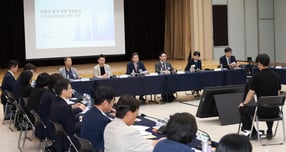 이억원 금융위원장이 17일 오후 서울 중구 예금보험공사에서 포용금융 전략추진단 자문위원, 금융감독원·서민금융진흥원·한국신용정보원·한국자산관리공사 등 유관기관 관계자가 참석한 가운데 포용금융 현장 대토론회를 주재했다./사진=금융위원회