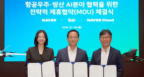 팀네이버와 KAI가 '항공우주·방산 AI분야 협력'을 위한 전략적 업무협약을 체결했다. (왼쪽부터) 최수연 네이버 대표, 김종출 KAI 대표이사 사장, 김유원 네이버클라우드 대표. /사진=네이버