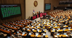 지난해 서울 여의도 국회에서 열린 제430회국회(임시회) 제2차 본회의에서 정보통신망 이용촉진 및 정보보호 등에 관한 법률 일부개정법률안(대안)에 대한 수정안이 재적 298인, 재석 177인, 찬성170인, 반대3인, 기권4인으로 가결되고 있다. /사진=뉴시스
