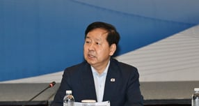 구윤철 부총리 겸 재정경제부 장관이 6일 서울 중구 웨스틴조선호텔에서 열린 민관합동 '서비스산업 경쟁력 강화 TF 2차회의'를 주재하고 있다. /사진=재정경제부