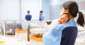 22일 경기 고양시 CHA의과학대학교 일산차병원 신생아실에서 간호사가 신생아들을 돌보고 있다./사진=뉴시스
