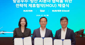 최수연 네이버 대표(왼쪽부터)와 김종출 KAI 대표, 김유원 네이버클라우드 대표가 6일 제휴협약을 체결한 뒤 포즈를 취하고 있다. /사진=KAI