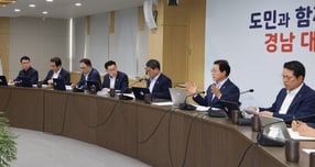박완수 경남지사가 확대간부회의를 주재하고 있다./사진=경남도