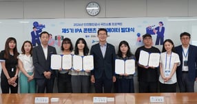 인천항만공사 경영부사장과 콘텐츠 크리에이터가 발대식을 기념하여 촬영하고 있다. /사진제공=인천항만공사
