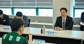 황병직 영주시장이 기업 관계자를 만나 현장의 애로사항을 청취하고 있는 모습./사진제공=경북 영주시