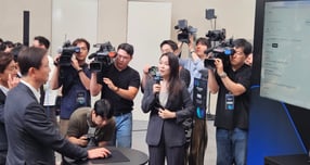 네이버페이가 스타트업과 투자자를 잇는 모험자본 투자 플랫폼을 선보이며 생산적 금융 인프라 구축에 나섰다. 사진은 7일 경기 성남시 네이버1784 28층 스카이홀에서 열린 네이버페이 '모험자본 투자 플랫폼' 출범식에서 이찬진 금융감독원장이 Npay 스타트업을 체험하는 모습./사진=조태현 인턴