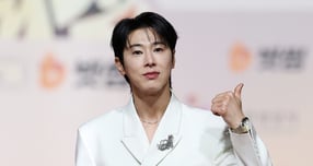 가수 유노윤호가 '잠실 개표소 봉쇄 시위' 여파로 결국 콘서트 장소를 바꿨다. 사진은 지난해 12월25일 유노윤호가 인천 영종도 인스파이어에서 열린 ‘2025 SBS 가요대전' 레드카펫 행사에 참석한 모습. /사진=뉴스1 