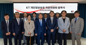 KT 개인정보보호 자문위원과 관계자들이 발족식에서 기념촬영을 하는 모습. 앞줄 좌측 세번째 KT 박윤영 대표이사, 좌측 네번째 염흥열 KT 개인정보보호 자문위원장