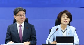 더불어민주당과 정부가 2028년부터 연결자산 총액 10조원 이상 코스피 상장사를 대상으로 지속가능성 공시를 법정 의무화하기로 했다. 사진은 한정애 더불어민주당 정책위원회 위원장이 8일 오전 서울 여의도 의원회관에서 열린  지속가능성 공시 제도화 방안 관련 당정협의회에서 인사말을 하고 있는 모습. /사진=뉴시스