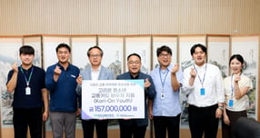 남영규 고리원자력본부 대외협력처장(왼쪽 세 번째)과 이민호 기장군 도시관리공단 복지사업부장(가운데), 임지형 다행복한종합사회복지관장(오른쪽 세 번째)이 전달식 후 관계자들과 함께 기념 촬영을 하고 있다./사진=고리본부 