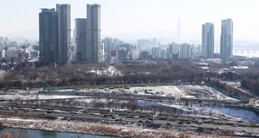 삼표시멘트 주가 내림세가 이어지는 가운데 본업인 시멘트 경쟁력이 핵심 변수로 떠올랐다. 사진은 서울 성수동 삼표시멘트 개발 부지. /사진=뉴스1 