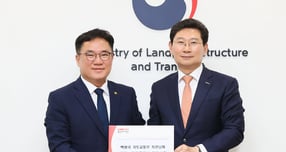 이상일 용인특례시장(오른쪽)이 2024년 6월5일 백원국 국토교통부 제2차관을 만나 교통망 확충을 건의하고 있다. /사진제공=용인특례시