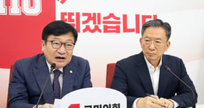 정점식 국민의힘 원내대표가 정성호 법무부 장관을 만나 검찰의 보완수사권 존치를 촉구했다. 사진은 정점식 국민의힘 원내대표가 8일 서울 여의도 국회에서 정성호 법무부 장관을 접견, 인사말을 하고 있는 모습, /사진=뉴스