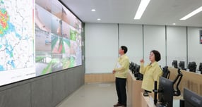 지난 6일 경기도청 재난안전대책본부에서 추미애 경기도지사가 여름철 풍수해 대비 종합 대책 관련 보고를 받고 있다. /사진제공=경기도 