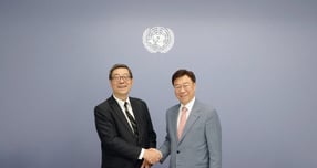 신상진 성남시장이 7일(현지시간) 미국 뉴욕 유엔 본부에서 주왕 주(Zhuwang Zhu) 유엔 경제사회국(UN DESA) 지속가능발전목표국(DSDG) 국장과 만나 2027년 성남에서 열리는 제17차 아시아 고위급 지속가능교통(EST) 포럼의 성공적 개최 방안을 논의한 뒤 악수하고 있다. /사진제공=성남시