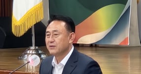 이충우 여주시장이 8일 민선 9기 첫 정책브리핑을 열고 시정 방향을 발표하고 있다. /사진=김동우 기자