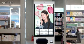 CJ올리브영이 AI 기반 상품 추천과 통역 서비스를 도입해 외국인 고객의 쇼핑 편의를 높이고 오프라인 매장의 디지털 전환을 꾀한다. 사진은 올리브영 매장에 도입된 'AI 쇼핑 어시스턴트(키오스크)'. /사진=CJ올리브영